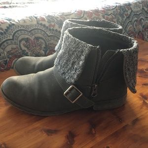 Gray Rocket Dog Boots Size 9